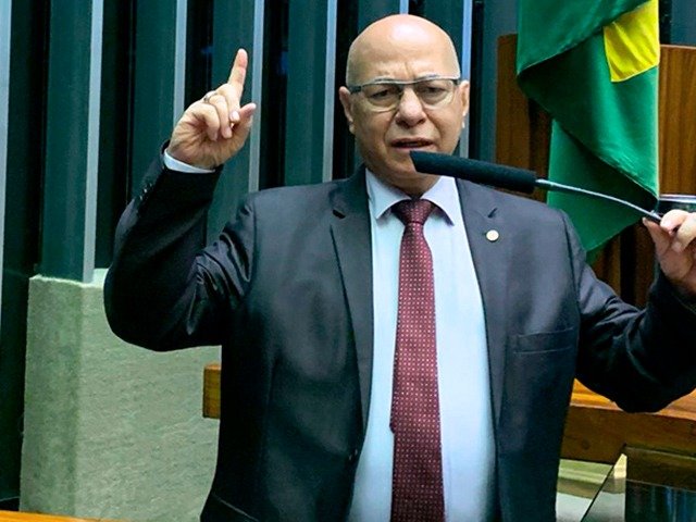 Professor Alcides, pré-candidato bolsonarista a prefeito de Aparecida de Goiânia, perde vantagem nas pesquisas após adversário relembrar voto sobre pedofilia